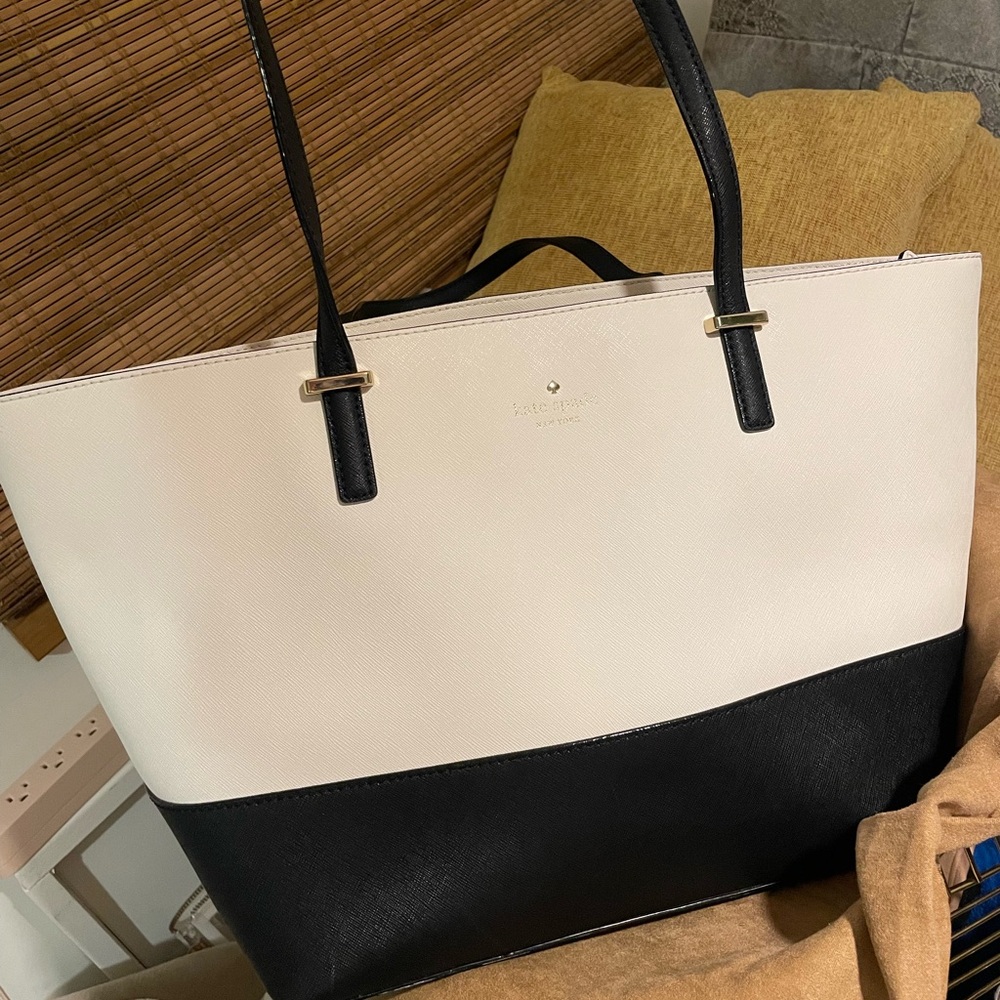 Black and white KATE SPADE 👜